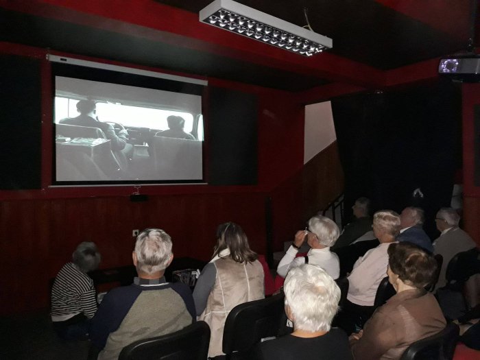 Uczestnicy Dziennego Domu „Senior+” na seansie filmowym w Sali Projekcyjnej SOK