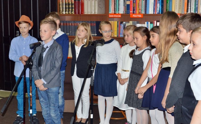 Uczniowie Szkoły Podstawowej im. Żołnierza Polskiego w Wędrzynie dla Seniorów... Dzień Seniora w Bibliotece Publicznej w Sulęcinie