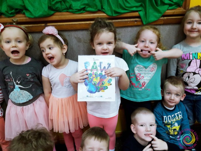 Czytanie na przedszkolnym dywanie - "Paw co ogon miał z przyjaźni"